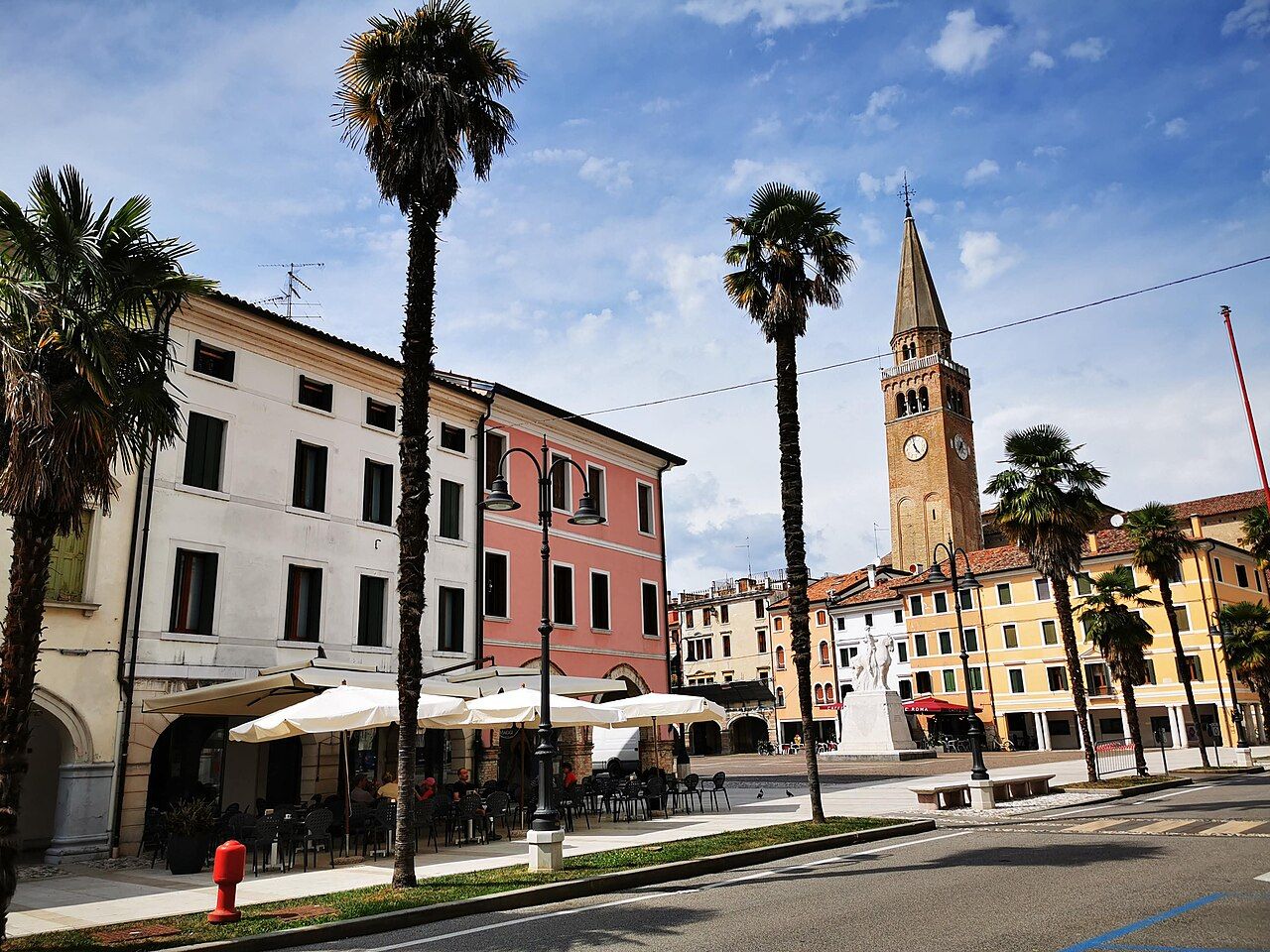 Portogruaro, il corso con il campanile sullo sfondo